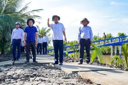 Phó Bí thư Tỉnh uỷ Huỳnh Quốc Việt khảo sát làm đường nông thôn tại Xã Trần Phán