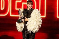 Lisa vừa lập kỷ lục ở VMAs, một chàng trai bất ngờ xuất hiện phía sau sân khấu