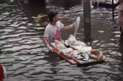 'Chợ nổi' nhóm họp trên đường phố Bangkok giữa dòng nước lũ