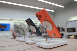 Nên mua điện thoại trực tuyến hay đến cửa hàng?