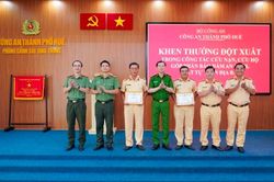 Khen thưởng 2 trung tá CSGT hỗ trợ đưa người có dấu hiệu đột quỵ đi cấp cứu