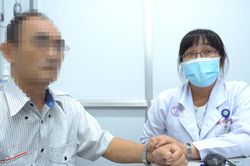 Người đàn ông nhiều lần rửa phổi vì căn bệnh hiếm gặp, chỉ vài ca trên triệu dân