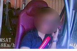 Xử phạt tài xế xe khách vừa lái xe vừa dùng điện thoại
