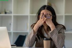 Áp lực chỉ muốn buông xuôi, hãy nhớ đến 3 câu nói này để tự 'kéo' mình trở lại