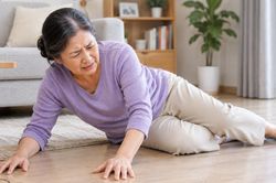 3 bài tập giúp giảm nguy cơ té ngã, bảo vệ xương sau tuổi 60