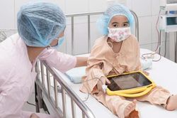 Bé trai 18 tháng tuổi hiến tủy cứu sống chị gái 4 tuổi mắc bệnh hiểm nghèo