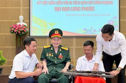 TPHCM: Đại tá Tư Cang trao tặng kỷ vật chiến tranh cho bảo tàng