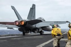 Vì sao máy bay EA-18G Growler gặp sự cố hãm đà trên USS Dwight D. Eisenhower lại nguy hiểm?