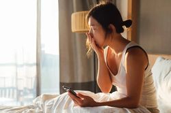 Sáng ngủ dậy nuốt nước miếng thấy đau họng là dấu hiệu bệnh gì?