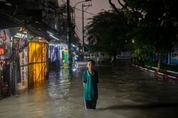 Đường TP.HCM hóa sông, nước chảy vào nhà dân như suối sau trận mưa lớn