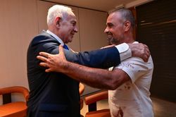 Ông Netanyahu ôm chặt người thợ sửa ống nước điều khiển máy bay