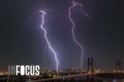 Vì sao TP.HCM mưa trắng trời kèm sấm sét?