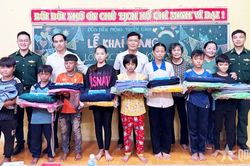 Trao yêu thương tặng các em có mảnh đời gian khó