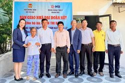 Bàn giao nhà Đại đoàn kết cho hộ khó khăn ở Vu Gia