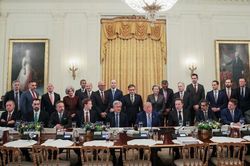 Tổng thống Trump cùng loạt lãnh đạo công nghệ bàn cách tự quản AI