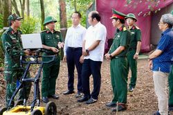 Khảo sát 2 vị trí nghi có hố chôn tập thể liệt sĩ ở Đèo Hải Vân