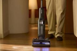 Vì sao nhà có robot vẫn cần máy lau sàn cầm tay