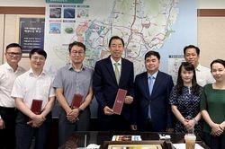 Tổng Lãnh sự quán Việt Nam tại Busan cùng đoàn Phó Tổng Biên tập Tạp chí Cộng sản làm việc với Viện Nghiên cứu Busan