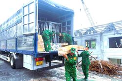 Màu xanh áo lính trên công trường ở vùng biên