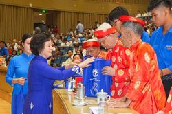 Chăm sóc toàn diện, phát huy vai trò người cao tuổi