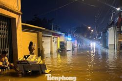 Ngập sâu ở Thủ Đức: 'Chưa đầy nửa giờ nước tràn vào nhà'