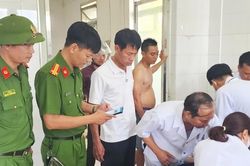 Cứu hộ người đàn ông ngưng thở sau vụ lật ghe trên sông ở Huế