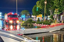 Mưa to, gió giật, cổng chào cao 5m ở TPHCM đổ sập