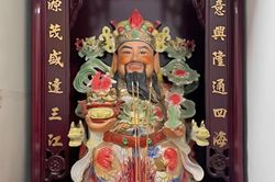 Cách đặt bàn thờ Thần Tài đúng vị trí, hợp phong thủy cho người kinh doanh