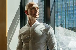 Vì sao tỷ phú Jeff Bezos yêu cầu nhân viên đọc 6 trang ghi nhớ trước cuộc họp?