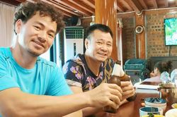 Cục trưởng Xuân Bắc và Tự Long 'mưa gió kệ trời', H'Hen Niê ăn ốc giữa nước ngập