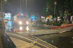 Cổng chào cao 5m ở TPHCM đổ sập trong mưa lớn