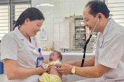 Bé trai khoảng 1 tháng tuổi bị bỏ rơi trước cửa kho hàng ở Hà Nội