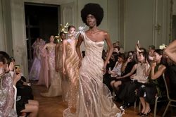 Lụa Bảo Lộc và ký ức Huế xuất hiện ấn tượng trên sàn diễn Paris Fashion Week