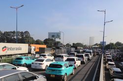 TP Hồ Chí Minh: Ùn tắc giao thông kéo dài hơn 5km trên Xa lộ Hà Nội