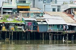 Những mái nhà chênh vênh bên bờ Nam kênh Đôi trước ngày di dời