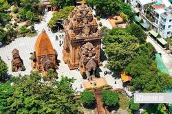 Cận cảnh Tháp Bà Ponagar nghìn năm tuổi, di tích quốc gia đặc biệt giữa lòng Nha Trang