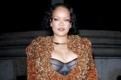 Rihanna chiếm trọn spotlight tại Paris Fashion Week