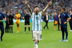 Messi được trao bằng tiến sĩ danh dự