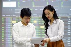 Chuyển toàn bộ cổ phiếu niêm yết trên sàn HNX sẽ sang sàn HoSE
