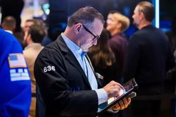 S&P 500 giảm điểm sau báo cáo PCE, giá dầu tăng vì đàm phán hòa bình lại bế tắc
