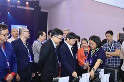 Chuyển mạnh từ sử dụng, tiếp nhận công nghệ sang làm chủ và tạo ra công nghệ