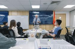'Tri thức Mỹ' và 'Bối cảnh Việt': Khi MBA quốc tế đi vào bài toán doanh nghiệp