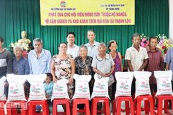 Tặng 300 phần quà cho người dân xã Thạnh Lộc