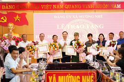 Mường Nhé trao tặng Huy hiệu Đảng cho 9 đảng viên