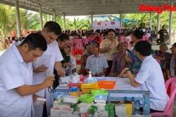 Quân y Đồng Tháp chăm sóc sức khỏe người dân Campuchia
