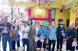 Gia Lai: Tặng nhiều suất quà cho người cao tuổi, bệnh nhân phong, trẻ em có hoàn cảnh khó khăn