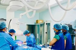 Bệnh viện Đa khoa Gia Lai triển khai kỹ thuật cấy máy tạo nhịp tim vĩnh viễn dưới hướng dẫn DSA