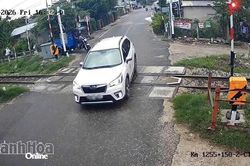 Xử phạt tài xế ô tô vượt đường ngang khi đèn đỏ đã bật