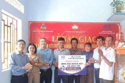 Xã Hòa Trí bàn giao 2 căn nhà Đại đoàn kết cho hộ nghèo