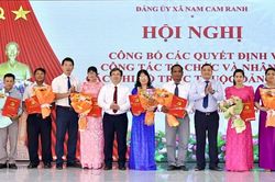 Xã Nam Cam Ranh công bố các quyết định về công tác tổ chức, cán bộ